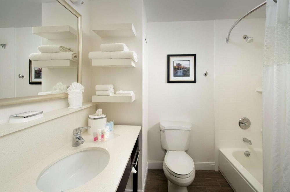 Room image 3